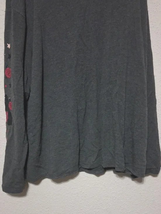 torrid Charcoal Long Sleeve Tee with Red Rose Sleeve Embroidery and Stars - Picture 6 of 6